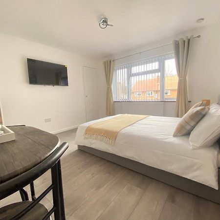 Gatwick Deluxe En-Suite Rooms هورلي المظهر الخارجي الصورة