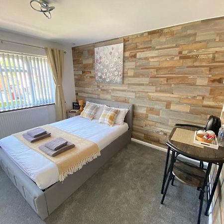Gatwick Deluxe En-Suite Rooms هورلي المظهر الخارجي الصورة
